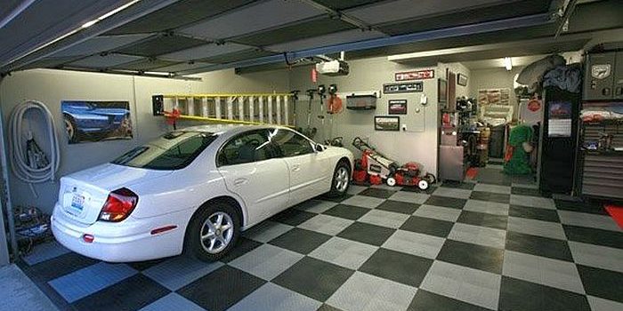Плитка ПВХ используется в коммерческих гаражах и на СТО, где нагрузка значительно выше