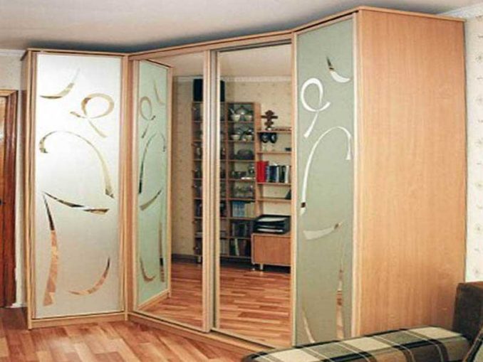 Угловой шкаф купе: виды, размеры, планировка, фото